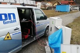 XINON Servicefahrzeug bei Glasfaserarbeiten vor Ort