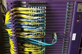 OLT mit gelben Glasfaser-Patchkabeln
