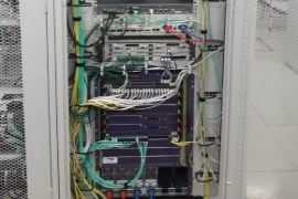 Netzwerkschrank mit Glasfaser- und Kupferverkabelung