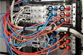 Server mit Netzwerk- und Stromkabeln im Rechenzentrum