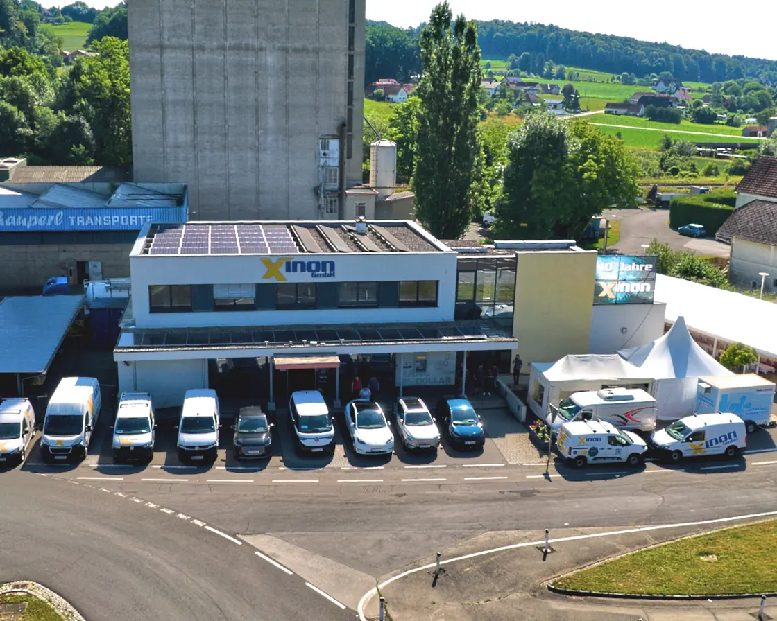 Der XINON Firmensitz in Studenzen mit der Fahrzeugflotte