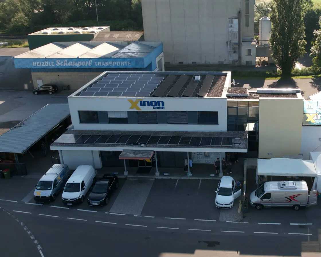 Der Eingang des XINON Firmensitzes in Studenzen