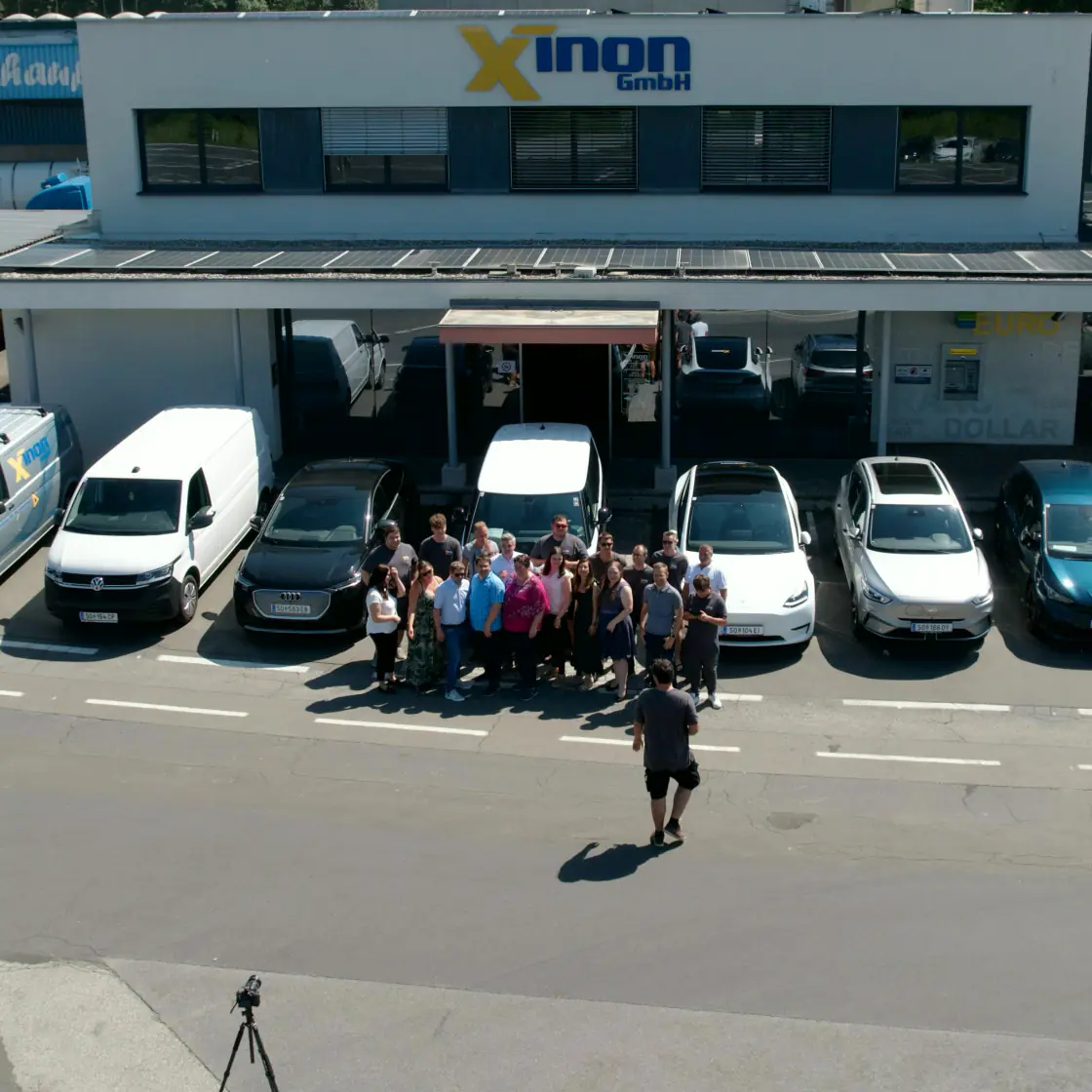 Das XINON Team vor dem Firmengebäude